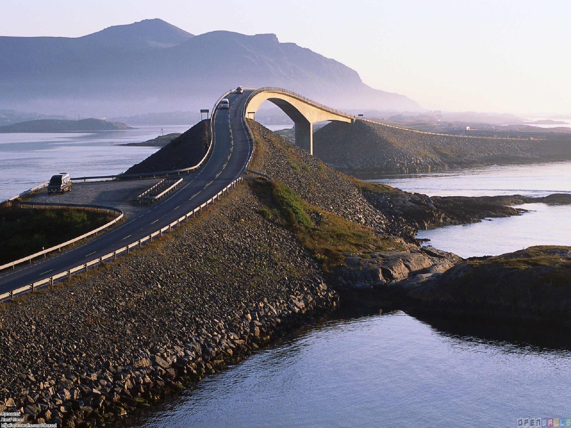 Atlantic Ocean Road: Scénická silnice vinoucí se podél norského pobřeží.